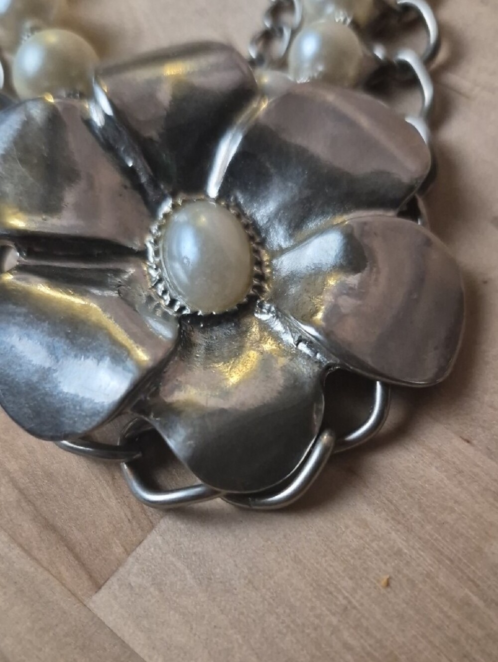 Cream Pearl & Silver Flower Pendant Necklace - Picture 2 of 3